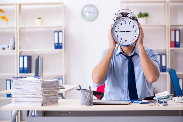 Jonge mannelijke zakenman werknemer ongelukkig met overmatig werk — Stockfoto