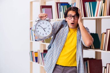 Erkek öğrenci kütüphanede sınava hazırlanıyor 