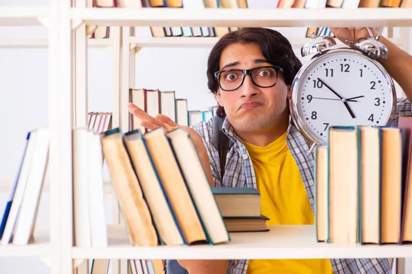 Estudiante masculino preparándose para exámenes en la biblioteca — Foto de Stock