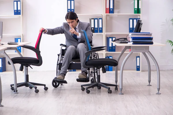 Jeune beau employé en fauteuil roulant travaillant dans le bureau — Photo