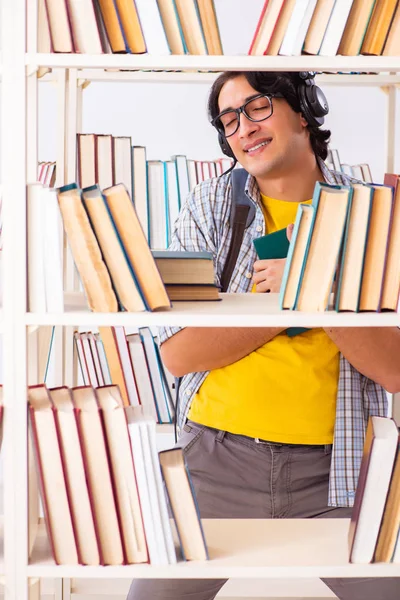 Mannelijke student bereidt examens in de bibliotheek voor — Stockfoto