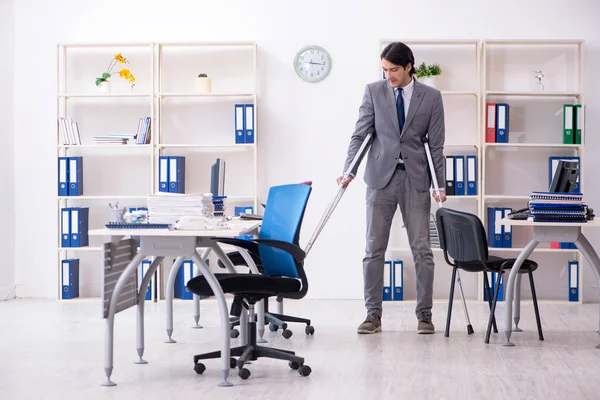 Leg skadad manlig anställd som arbetar på kontoret — Stockfoto