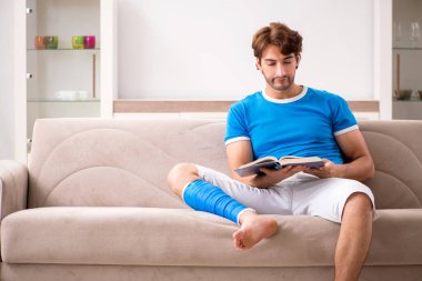 Koltukta genç adam bacağı yaralı