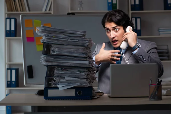 Young male employee working late at office — Stock Photo, Image