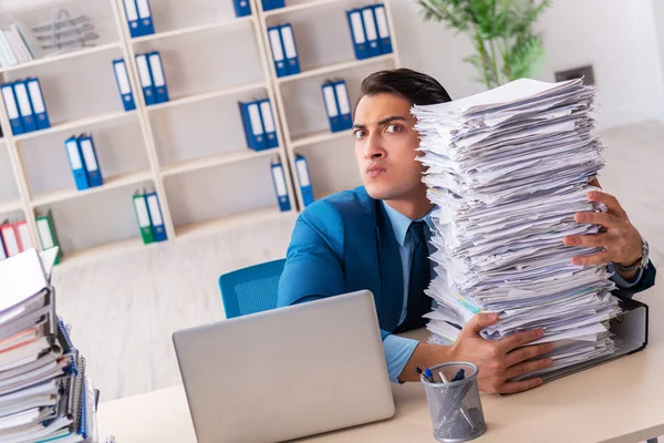 Giovane uomo d'affari bello infelice con il lavoro eccessivo — Foto Stock