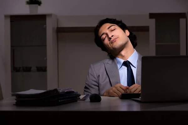 Giovane bel dipendente e troppo lavoro in ufficio — Foto Stock