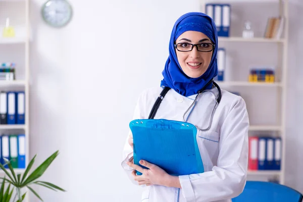 Doctora árabe que trabaja en la clínica —  Fotos de Stock