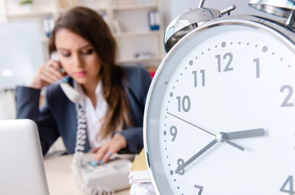 Prachtige vrouwelijke werknemer ongelukkig met buitensporige werk — Stockfoto