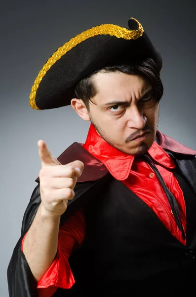 Hombre pirata contra fondo oscuro — Foto de Stock