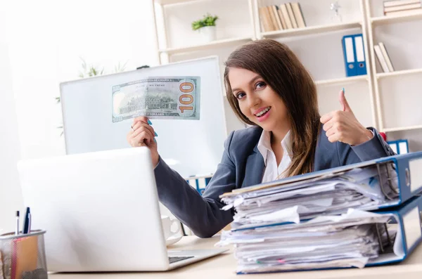 Prachtige vrouwelijke werknemer ongelukkig met buitensporige werk — Stockfoto