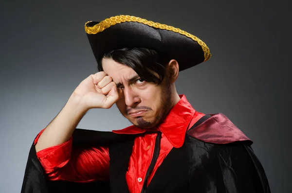 Hombre pirata contra fondo oscuro — Foto de Stock