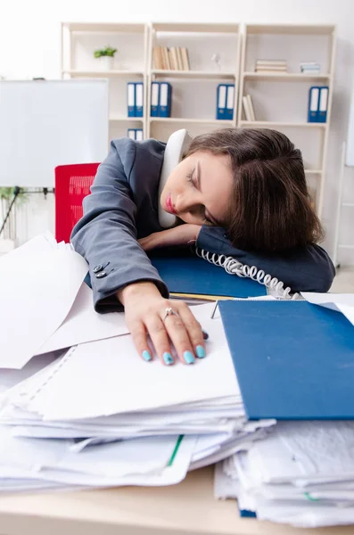 Bella dipendente donna infelice con il lavoro eccessivo — Foto Stock