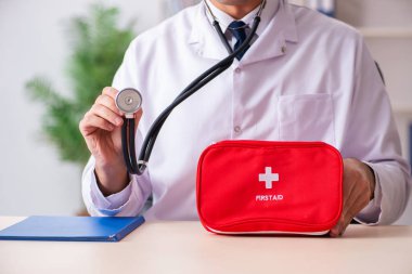 İlk yardım çantası ile erkek doktor 
