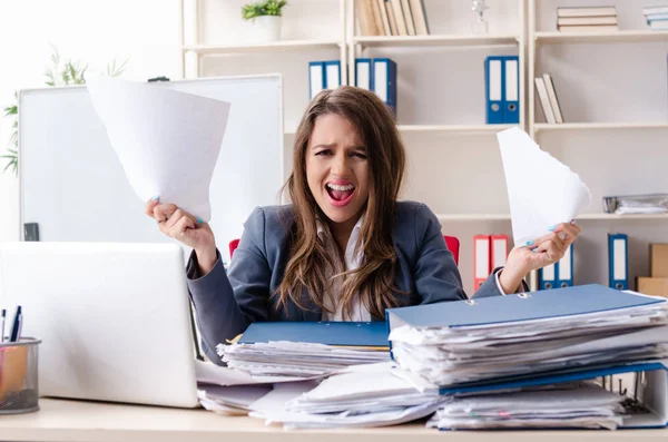 Schöne weibliche Angestellte unzufrieden mit exzessiver Arbeit — Stockfoto