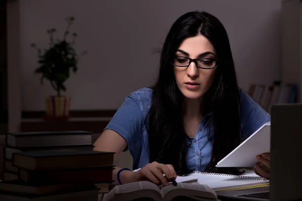 Jonge vrouwelijke studenten voorbereiden op examens op moment van de nacht — Stockfoto