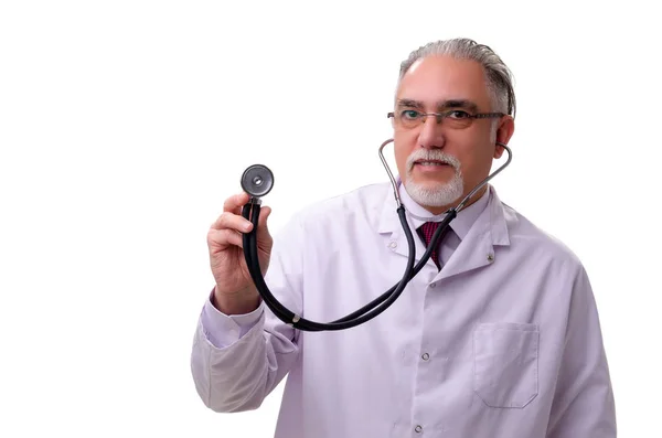 Vieux médecin masculin isolé sur blanc — Photo