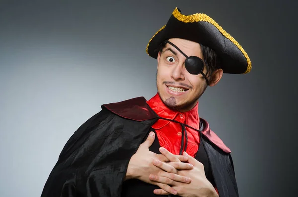 Człowiek pirat na ciemnym tle — Zdjęcie stockowe