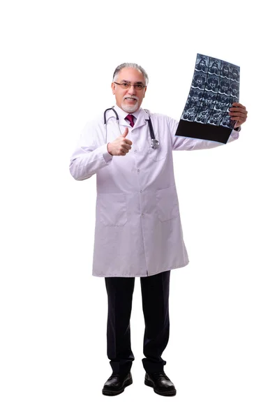 Velho médico masculino isolado em branco — Fotografia de Stock