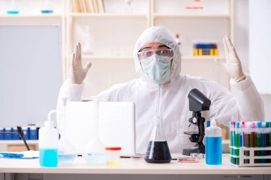 Laboratuvarda çalışan yakışıklı bir kimyager. 