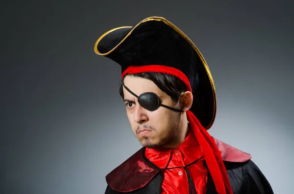 Hombre pirata contra fondo oscuro — Foto de Stock