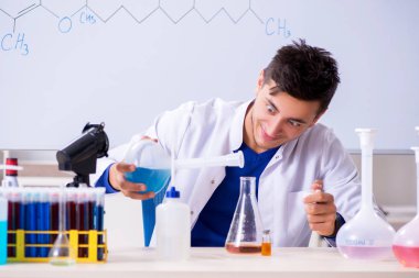 Laboratuarda oturan genç kimyager 