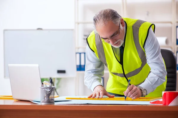 År byggnadsingenjör arbetar på kontoret — Stockfoto