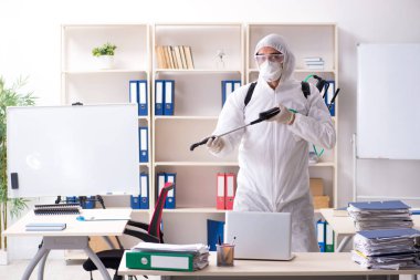 Profesyonel müteahhit ilaçlama ofisinde yapıyor 