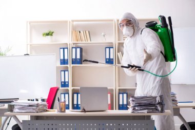 Profesyonel müteahhit ilaçlama ofisinde yapıyor 