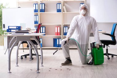 Profesyonel müteahhit ilaçlama ofisinde yapıyor 