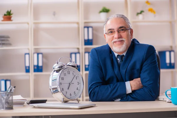 Ältere männliche Angestellte bei der Arbeit im Büro — Stockfoto