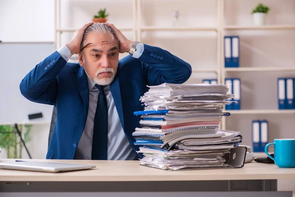 Ältere männliche Angestellte bei der Arbeit im Büro — Stockfoto