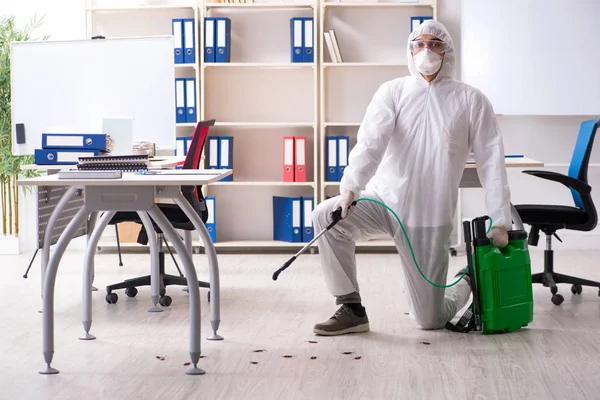 Contratante profissional fazendo controle de pragas no escritório — Fotografia de Stock