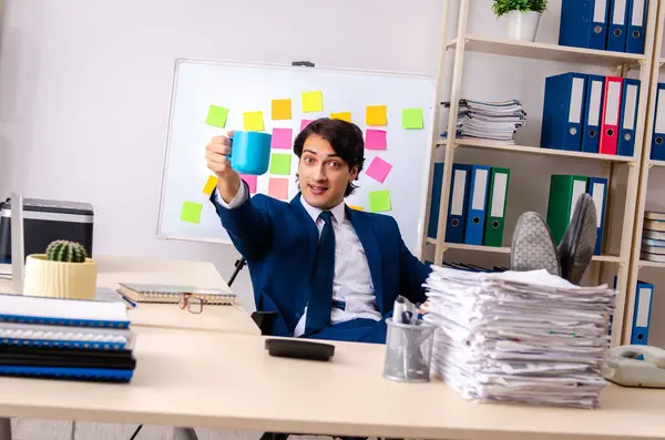 Jovem empresário que trabalha no escritório — Fotografia de Stock