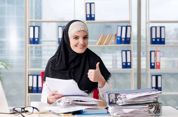 Mujer musulmana empleada que trabaja en la oficina — Foto de Stock