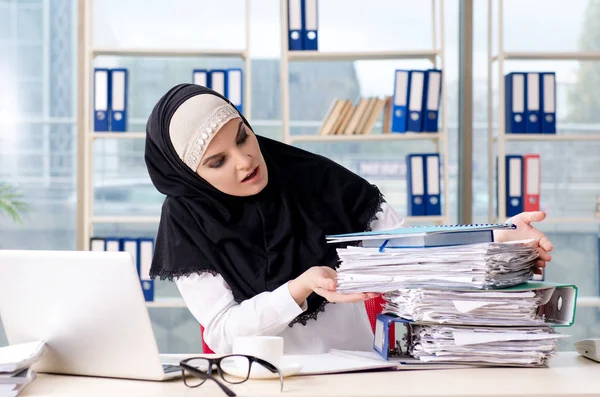 Vrouw moslim werknemer die werkt in het kantoor — Stockfoto
