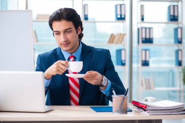 Genç yakışıklı iş adamı beyaz tahtanın önünde 