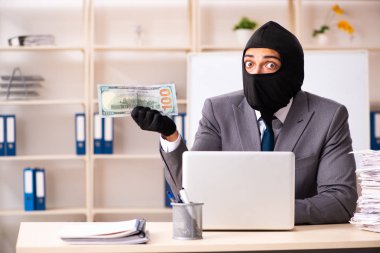 Erkek gangster ofisten bilgi çalıyor. 