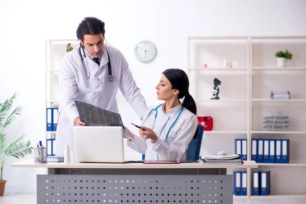 Två unga läkare som arbetar på kliniken — Stockfoto