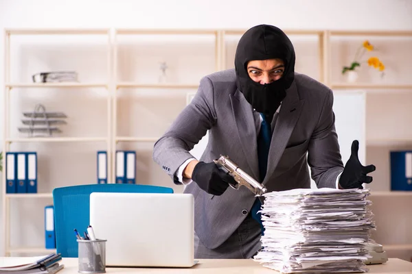 Gángster masculino robando información de la oficina —  Fotos de Stock