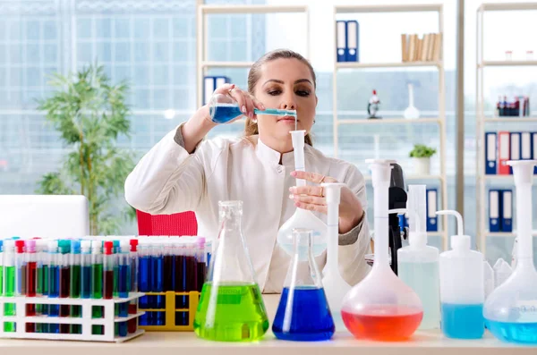 Química femenina trabajando en laboratorio médico — Foto de Stock