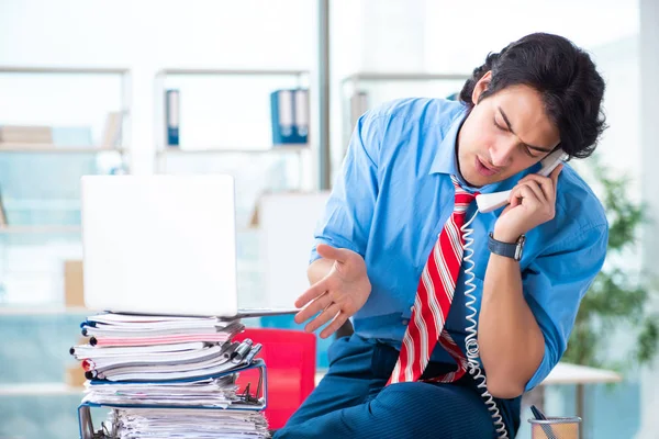 Bel homme d'affaires mécontent du travail excessif dans le bureau — Photo