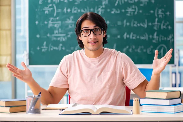 Joven estudiante masculino en el aula — Foto de Stock