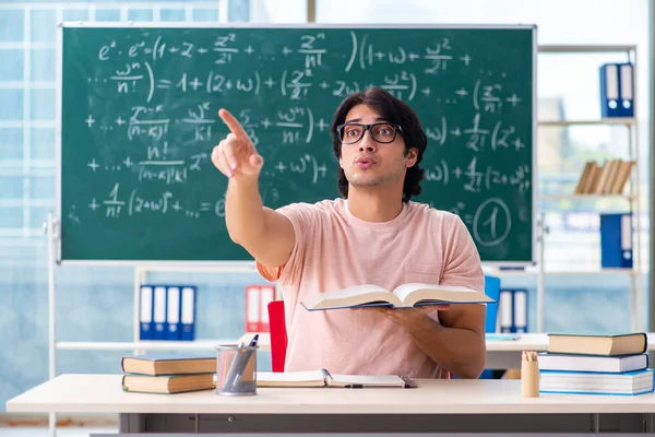 Jonge mannelijke student in de klas — Stockfoto