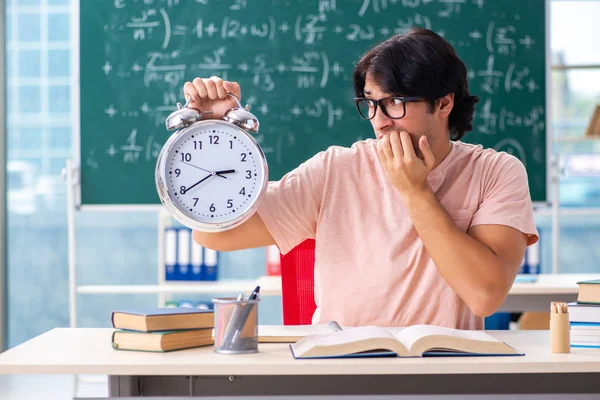 Joven estudiante masculino en el aula — Foto de Stock