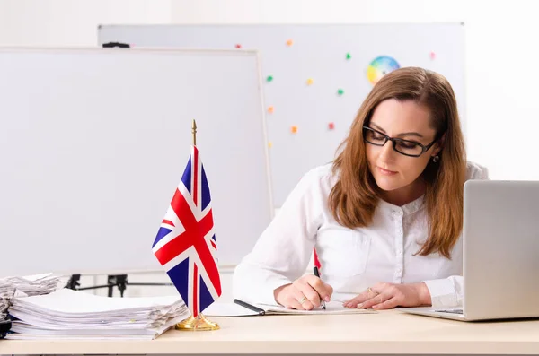 ครูสอนภาษาอังกฤษหญิงหน้าบอร์ดขาว — ภาพถ่ายสต็อก