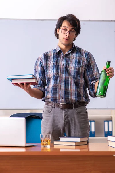 Чоловік вчитель п'є в класі — стокове фото