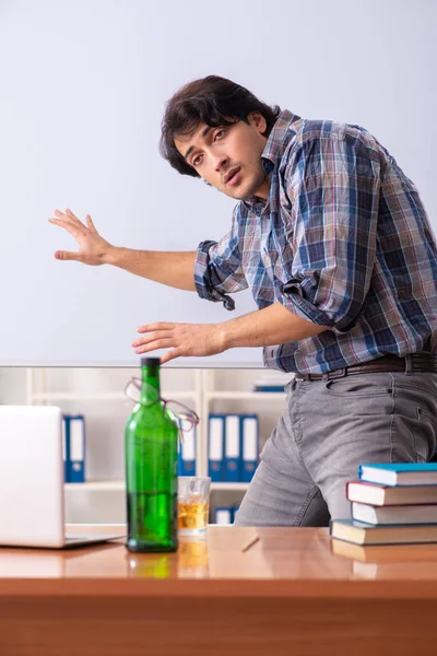 Male teacher drinking in the classroom — Stock Photo, Image