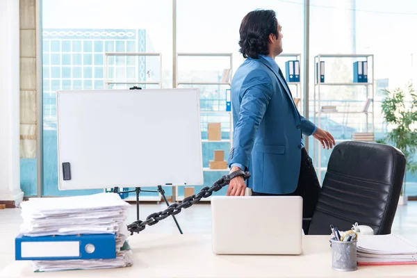 Acorrentado masculino empregado infeliz com excesso de trabalho — Fotografia de Stock