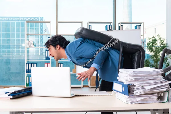 Incatenato dipendente maschio infelice con il lavoro eccessivo — Foto Stock