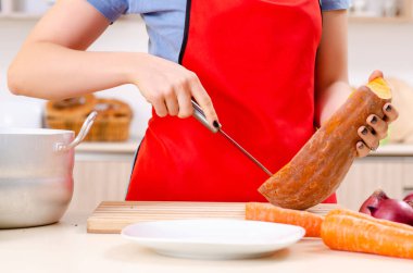 Mutfakta sebzeli genç bir kadın. 